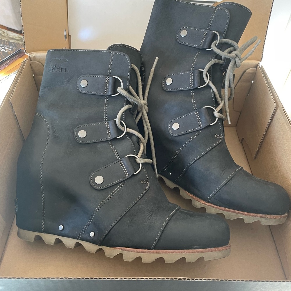 Sorel Canada leather wedge winter boots size 9 water resistant